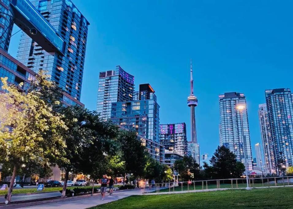Stunning Luxurious Lakeview Condo By Cn Tower Торонто Экстерьер фото